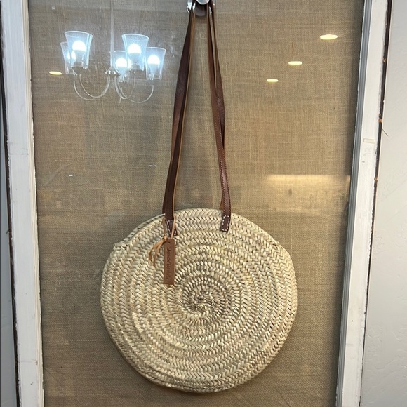 French Baskets: 🧺 Round Woven Straw Tote Bag with Brown Leather Straps: NWOT - Picture 1 of 6